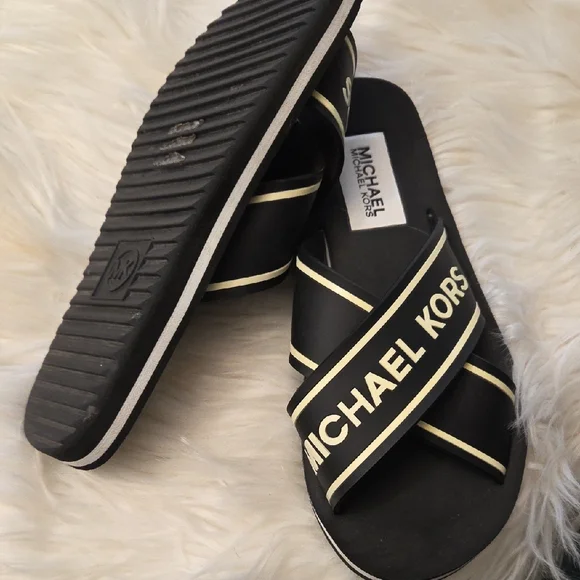 Michael Kors Black and Cream Logo Slides - Picture 4 of 4